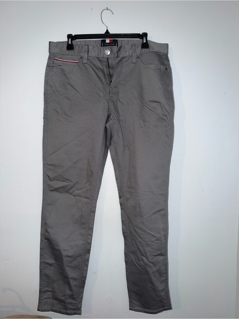 Tommy Hilfiger Slim Gray Men's Chino Pants with Subtle Red Trim